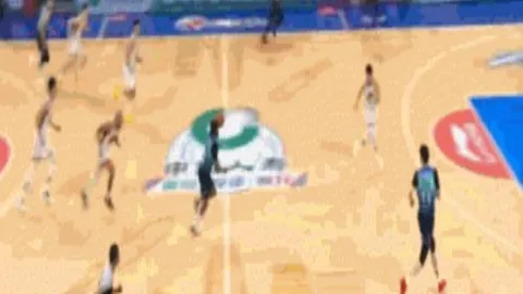 中国冰壶队喜获一金一铜，挺进2025年世锦赛——据人民日报客户端消息